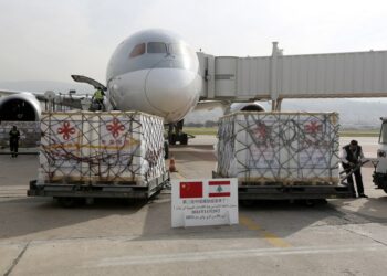 Gelombang kedua vaksin Sinopharm yang disumbangkan oleh China tiba di Bandar Udara Internasional Rafic Hariri di Beirut, Lebanon, pada 29 November 2021. (Xinhua/Bilal Jawich)