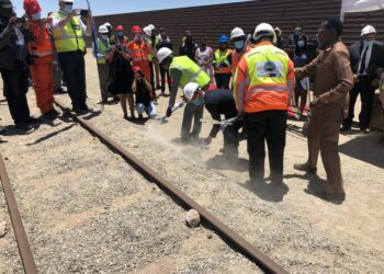 Para pejabat dari Kementerian Pekerjaan dan Transportasi Namibia dan China Gezhouba Group Corporation di Namibia melakukan peletakan batu pertama untuk proyek rehabilitasi dan perbaikan jalur kereta api antara Walvis Bay dan Arandis di Arandis, Namibia barat, pada 30 November 2020. (Xinhua/Sun Yumo)