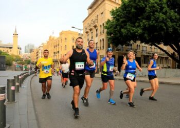 Para peserta berlari di ajang Beirut Marathon di Beirut, Lebanon, pada 14 November 2021. (Xinhua/Liu Zongya)