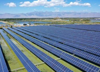 Foto dari udara yang diabadikan pada 24 Agustus 2021 ini menunjukkan panel-panel fotovoltaik di sebuah basis budi daya ikan di wilayah Helan, Yinchuan, Daerah Otonom Etnis Hui Ningxia, China barat laut. (Xinhua/Wang Peng)