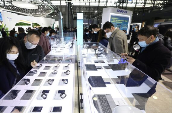 Para pengunjung mengunjungi sebuah stan perangkat yang dapat dikenakan dalam ajang Mobile World Congress (MWC) Shanghai 2021 di Shanghai, China timur, pada 23 Februari 2021. (Xinhua/Fang Zhe)