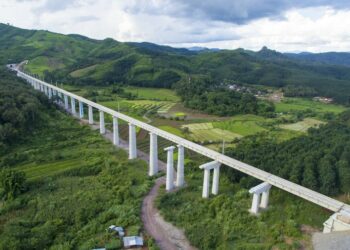 Jalur Kereta China-Laos akan memangkas drastis biaya transportasi di Laos, yang akan bermanfaat bagi perdagangan dan investasi, serta menarik lebih banyak pengunjung. Ketika jalur kereta tersebut mulai beroperasi penuh, biaya barang impor di Laos diperkirakan akan turun.