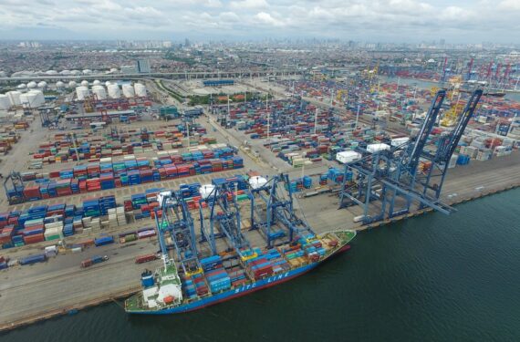 Foto dokumentasi yang diabadikan pada 8 April 2017 ini menunjukkan Pelabuhan Tanjung Priok di Jakarta. (Xinhua/Du Yu)