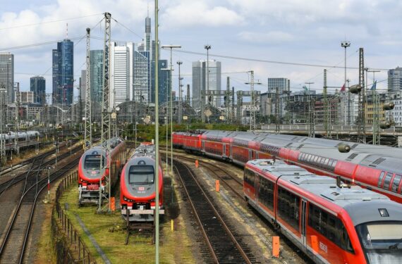 Sejumlah rangkaian kereta terlihat ketika para masinis menggelar aksi mogok kerja di area stasiun pusat Frankfurt di Frankfurt, Jerman, pada 23 Agustus 2021. (Xinhua/Lu Yang)
