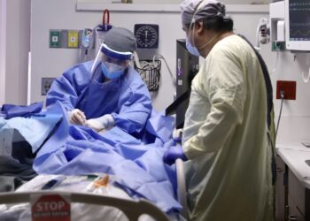 Sejumlah tenaga kesehatan bekerja di sebuah unit perawatan intensif (intensive care unit/ICU) di "Area COVID-19" Rumah Sakit Beverly di Montebello City, California, Amerika Serikat (AS), pada 22 Januari 2021. (Xinhua)