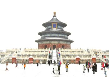 Para wisatawan mengunjungi Taman Tiantan di Beijing, ibu kota China, pada 7 November 2021. (Xinhua/Chen Yehua)