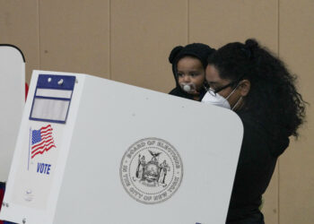 Warga mengikuti pemilihan awal di sebuah tempat pemungutan suara (TPS) di New York, Amerika Serikat pada 1 November 2020. (Xinhua/Wang Ying)
