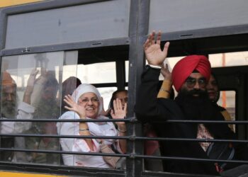 Para penganut Sikh melambaikan tangan saat mereka berangkat ke perbatasan Internasional untuk menyeberang ke Pakistan di Amritsar, Negara Bagian Punjab, India utara, pada 17 November 2021. (Xinhua/Str)