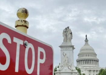 Foto yang diabadikan pada 28 Mei 2021 ini menunjukkan gedung Capitol AS di belakang sebuah rambu lalu lintas di Washington DC, Amerika Serikat. (Xinhua/Liu Jie)