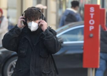 Seorang warga yang mengenakan masker melintasi jalan di Wina, Austria, pada 8 November 2021. (Xinhua/Guo Chen)