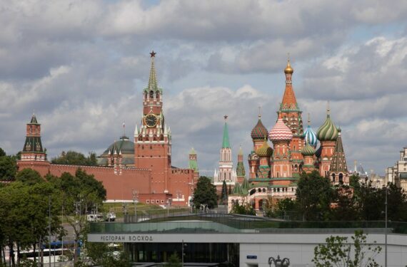 Foto yang diabadikan pada 3 Juni 2019 ini menunjukkan Istana Kremlin (kiri) dan Katedral Saint Basil di Moskow, ibu kota Rusia. (Xinhua/Bai Xueqi)