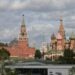 Foto yang diabadikan pada 3 Juni 2019 ini menunjukkan Istana Kremlin (kiri) dan Katedral Saint Basil di Moskow, ibu kota Rusia. (Xinhua/Bai Xueqi)