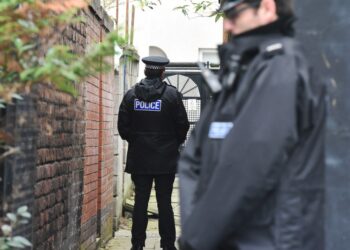 Sejumlah polisi terlihat di Sutcliffe Street pascaledakan Minggu (14/11) di luar Liverpool Women's Hospital di Liverpool, Inggris, pada 15 November 2021. (Xinhua/Chris Neill)