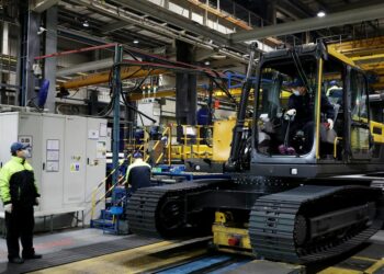 Sejumlah pekerja menguji komponen transmisi sebuah alat berat di lini produksi ekskavator di Volvo Construction Equipment (China) Co., Ltd. di Shanghai, China timur, pada 17 Desember 2020. (Xinhua/Fang Zhe)
