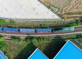 Foto dari udara yang diabadikan pada 26 Mei 2020 ini menunjukkan sebuah kereta kargo China-Eropa yang mengangkut aksesori mekanik, kain, dan produk fotovoltaik surya menuju Hanoi, Vietnam, meninggalkan pusat logistik di Hai'an, Provinsi Jiangsu, China timur. (Xinhua/Ji Chunpeng)