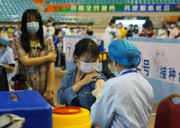 Seorang tenaga kesehatan menyuntikkan vaksin COVID-19 kepada seorang mahasiswi di Nanchang, ibu kota Provinsi Jiangxi, China timur, pada 4 Juni 2021. (Xinhua/Wan Xiang)