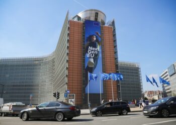Sejumlah kendaraan melewati gedung Komisi Eropa di Brussel, Belgia, pada 9 Juni 2021. (Xinhua/Zheng Huansong)
