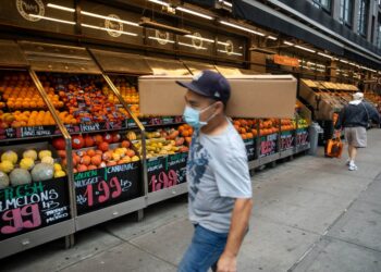 Para pejalan kaki berjalan melewati Westside Market di New York, Amerika Serikat, pada 13 Oktober 2021. (Xinhua)