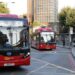 Bus-bus listrik, yang diproduksi bersama oleh produsen mobil energi bersih China BYD dan pabrikan bus Inggris Alexander Dennis Limited (ADL), terlihat beroperasi di ibu kota Inggris pada 15 Agustus 2017. (Xinhua/Han Yan)