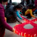 KATHMANDU, Para sukarelawan menyalakan lilin saat kampanye meningkatkan kesadaran tentang AIDS pada malam jelang Hari AIDS Sedunia di Kathmandu, Nepal, pada 30 November 2021. (Xinhua/Sulav Shrestha)
