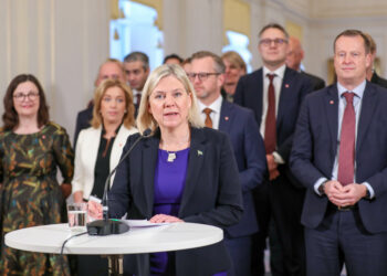 STOCKHOLM, Perdana Menteri (PM) baru Swedia Magdalena Andersson (depan) memperkenalkan kabinet barunya di Stockholm, Swedia, pada 30 November 2021. Andersson secara resmi memperkenalkan kabinet minoritas dan mengumumkan prioritasnya pada Selasa (30/11). (Xinhua/Regeringskansliet/Ninni Andersson)