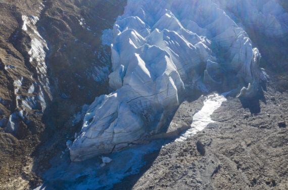 LHASA, Foto dari udara yang diabadikan pada 27 November 2021 ini menunjukkan pemandangan Gletser Qoidenyima di wilayah Gangba, Kota Xigaze, Daerah Otonom Tibet, China barat daya. (Xinhua/Purbu Zhaxi)
