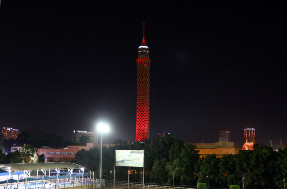 KAIRO, Menara Kairo diterangi cahaya lampu berwarna merah untuk memperingati Hari AIDS Sedunia di Kairo, Mesir, pada 1 Desember 2021. (Xinhua/Ahmed Gomaa)