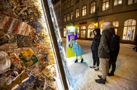 RIGA, Orang-orang mengunjungi pohon Natal yang terbuat dari sampah di Riga, Latvia, pada 1 Desember 2021. Karya seni tersebut mendorong masyarakat untuk mengurangi dan memilah sampah rumah tangga pada musim liburan. (Xinhua/Edijs Palens)