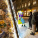 RIGA, Orang-orang mengunjungi pohon Natal yang terbuat dari sampah di Riga, Latvia, pada 1 Desember 2021. Karya seni tersebut mendorong masyarakat untuk mengurangi dan memilah sampah rumah tangga pada musim liburan. (Xinhua/Edijs Palens)