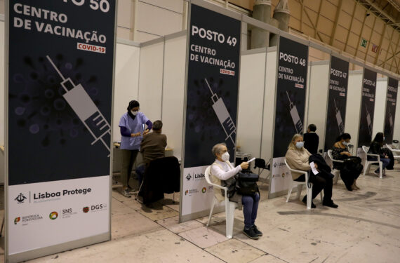 LISBON, Orang-orang menunggu untuk menerima vaksin COVID-19 di pusat vaksinasi baru di Lisbon, Portugal, pada 1 Desember 2021. (Xinhua/Pedro Fiuza)