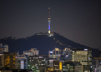 SEOUL, Foto yang diabadikan pada 1 Desember 2021 ini memperlihatkan pemandangan malam hari di Seoul, Korea Selatan. (Xinhua/Wang Yiliang)