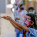 MAKATI CITY, Seorang murid yang mengenakan masker dan pelindung wajah membersihkan tangannya setelah mengikuti simulasi kelas tatap muka di sebuah sekolah dasar di Makati City, Filipina, pada 2 Desember 2021. (Xinhua/Rouelle Umali)
