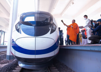 VIENTIANE, Sebuah upacara tradisional digelar untuk mendoakan kelancaran pengoperasian Jalur Kereta China-Laos di stasiun kereta Vientiane di Vientiane, ibu kota Laos, pada 2 Desember 2021. Jalur Kereta China-Laos sepanjang 1.035 kilometer yang menghubungkan Kunming, ibu kota Provinsi Yunnan di China barat daya, dan Vientiane, dijadwalkan mulai beroperasi pada 3 Desember. (Xinhua/Kaikeo Saiyasane)
