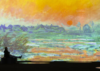TORONTO, Seorang pengunjung menyaksikan pameran bertajuk "Beyond Monet" di Metro Toronto Convention Center di Toronto, Kanada, pada 2 Desember 2021. Dengan pertunjukan suara dan cahaya yang mengiringi 400 lebih karya seni Claude Monet, pameran seni imersif itu kembali dibuka pada 1 Desember 2021, dan akan berlangsung hingga 6 Februari 2022. (Xinhua/Zou Zheng)