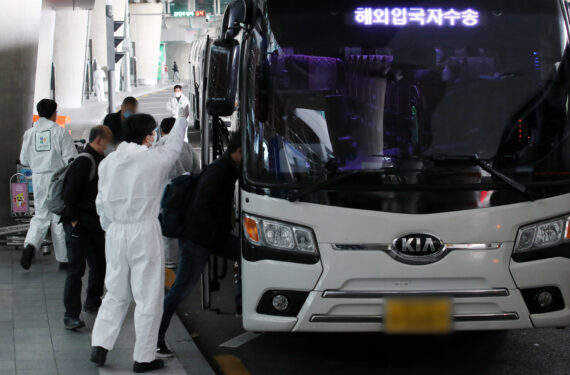 SEOUL, Para pelancong menaiki bus untuk menuju ke lokasi karantina setelah tiba di Bandar Udara Internasional Incheon di Incheon, Korea Selatan, pada 2 Desember 2021. Korea Selatan pada Jumat (3/12) memutuskan untuk memperketat langkah-langkah pencegahan virus mulai pekan depan di tengah melonjaknya jumlah kasus COVID-19 dan kekhawatiran yang muncul terkait varian Omicron yang berpotensi lebih menular. (Xinhua/NEWSIS)