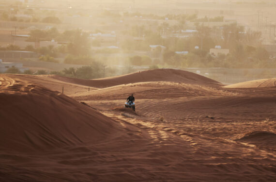 RIYADH, Seorang pria mengendarai kendaraan pasir (dune buggy) di Bukit Pasir Merah yang terletak di Riyadh barat daya, Arab Saudi, pada 3 Desember 2021. (Xinhua/Wang Haizhou)