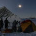 SANTIAGO, Para ilmuwan dari Stasiun Union Glacier Chile mengamati gerhana matahari total di Antarktika pada 4 Desember 2021. (Xinhua/Chile Foundation/Felipe Trueba)