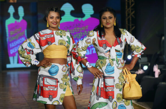 KOLOMBO, Para model memperagakan kreasi busana dalam ajang Mother Daughter Fashion Show di Kolombo, Sri Lanka, pada 5 Desember 2021. (Xinhua/Ajith Perera)