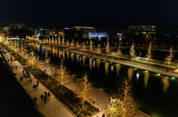 ATHENA, Foto yang diabadikan pada 5 Desember 2021 ini menunjukkan instalasi cahaya yang gemerlap di Athena, Yunani. (Xinhua/Marios Lolos)