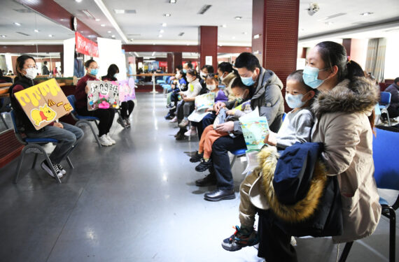 BEIJING, Anak-anak yang baru saja menerima suntikan dosis kedua vaksin COVID-19 berada di area observasi didampingi orang tua mereka di sebuah lokasi vaksinasi di Distrik Haidian, Beijing, ibu kota China, pada 5 Desember 2021. Beijing baru-baru ini mulai menyuntikkan dosis kedua vaksin COVID-19 untuk anak-anak berusia 3 hingga 11 tahun. (Xinhua/Ren Chao)