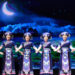 NANNING, Sejumlah seniman menyanyikan lagu-lagu daerah dari kelompok etnis Zhuang dalam sebuah pertunjukan di Nanning, ibu kota Daerah Otonom Etnis Zhuang Guangxi, China selatan, pada 4 Desember 2021. (Xinhua/Zhou Hua)