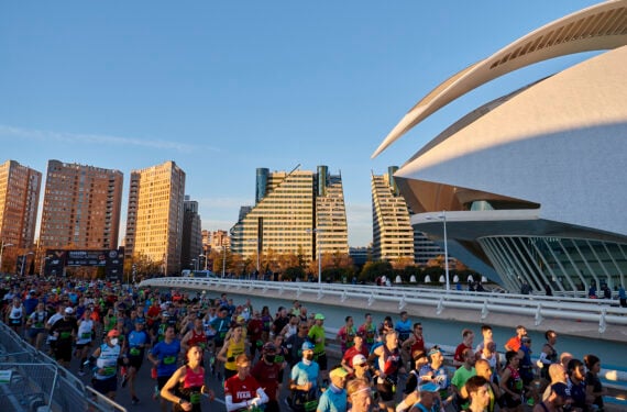 VALENCIA, Para peserta berkompetisi dalam ajang Valencia Marathon 2021 di Valencia, Spanyol, pada 5 Desember 2021. (Xinhua/Str)