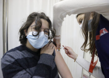BEIRUT, Seorang pelajar menerima suntikan vaksin COVID-19 di Beirut, Lebanon, pada 6 Desember 2021. (Xinhua/Bilal Jawich)