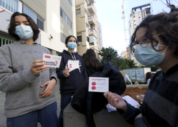 BEIRUT, Para pelajar menunjukkan kartu vaksinasi COVID-19 mereka di Beirut, Lebanon, pada 6 Desember 2021. (Xinhua/Bilal Jawich)