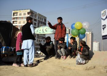 KABUL, Foto yang diabadikan pada 2 Desember 2021 ini memperlihatkan anak-anak di Kabul, ibu kota Afghanistan. (Xinhua/Aria)