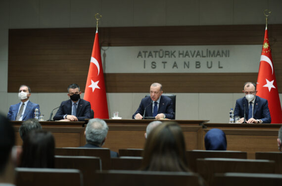 ISTANBUL, Presiden Turki Recep Tayyip Erdogan (kedua dari kanan, belakang) berbicara dalam sebuah konferensi pers di Istanbul, Turki, pada 6 Desember 2021. Erdogan mengatakan pada Senin (6/12) bahwa Turki bermaksud untuk meningkatkan hubungannya dan mendorong kerja sama dengan negara-negara Teluk. (Xinhua)