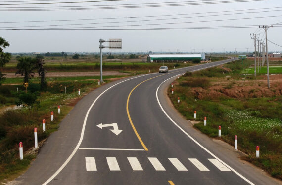 PREY VENG, Foto yang diabadikan pada 6 Desember 2021 ini menunjukkan seksi Jalan Nasional No. 11 yang dibangun China di Prey Veng, Kamboja. (Xinhua/Ly Lay)