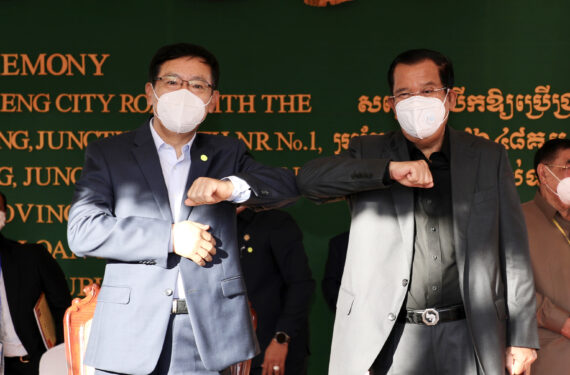 PREY VENG, Perdana Menteri Kamboja Samdech Techo Hun Sen (kanan) dan Duta Besar China untuk Kamboja Wang Wentian menghadiri upacara peresmian Jalan Nasional No. 11 di Prey Veng, Kamboja, pada 6 Desember 2021. (Xinhua/Ly Lay)