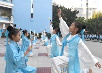 (211208) - NANNING, Para siswa tampil di sebuah sekolah dasar di Nanning, ibu kota Daerah Otonom Etnis Zhuang Guangxi, China selatan, pada 7 Desember 2021. (Xinhua/Zhou Hua)