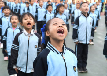 (211208) - NANNING, Para siswa tampil di sebuah sekolah dasar di Nanning, ibu kota Daerah Otonom Etnis Zhuang Guangxi, China selatan, pada 7 Desember 2021. (Xinhua/Zhou Hua)